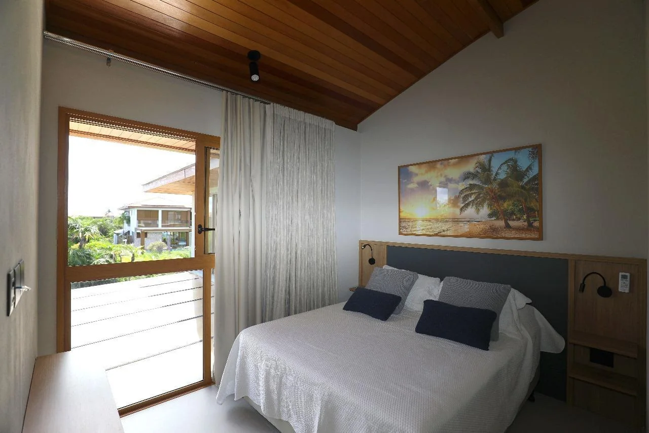 Suíte com cama de casal e varanda, aberta para o verde