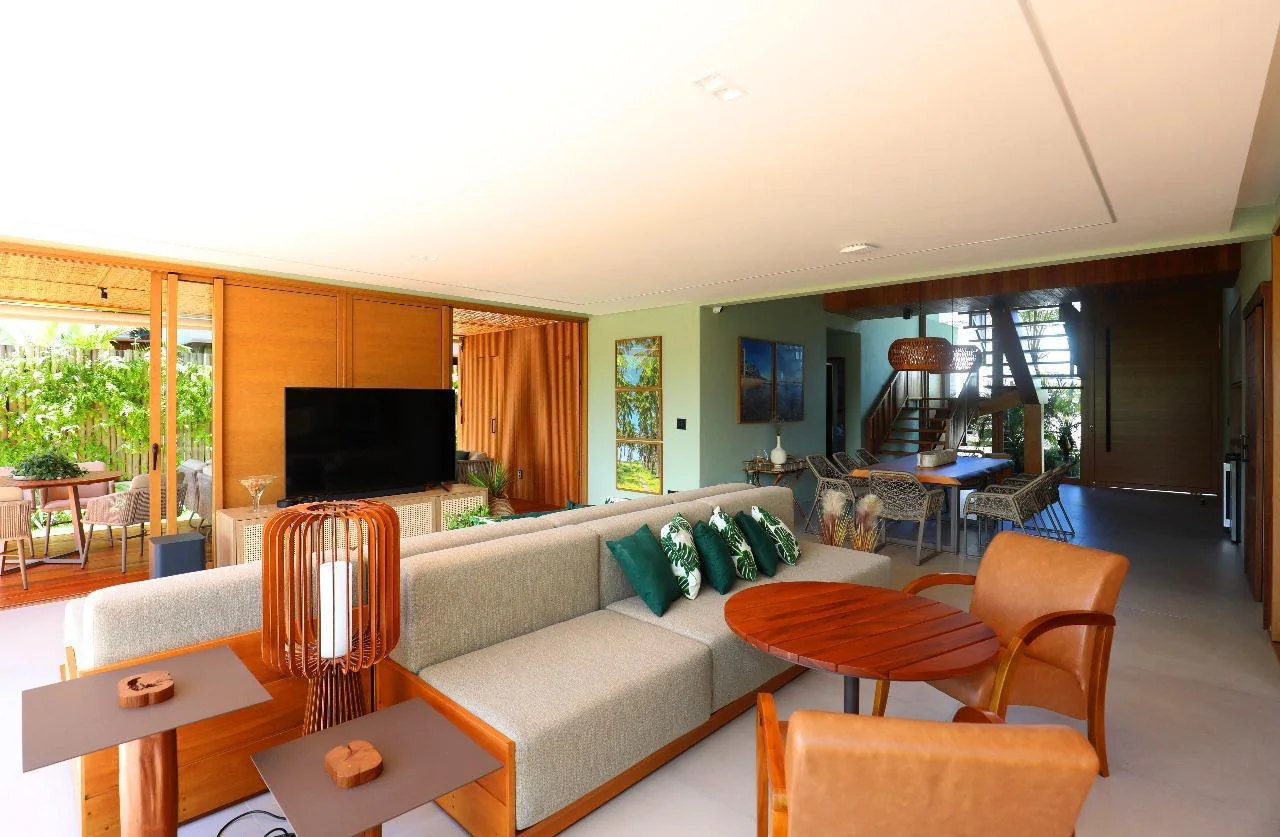 Sala de estar com TV e sofá, em planta aberta