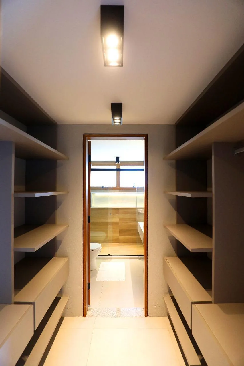 Closet amplo com prateleiras e iluminação