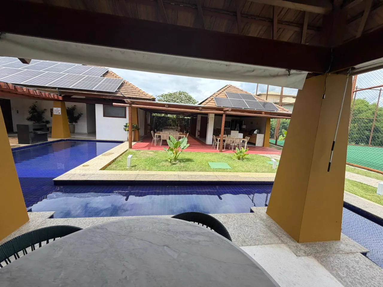 Piscina e salão do clube do condomínio